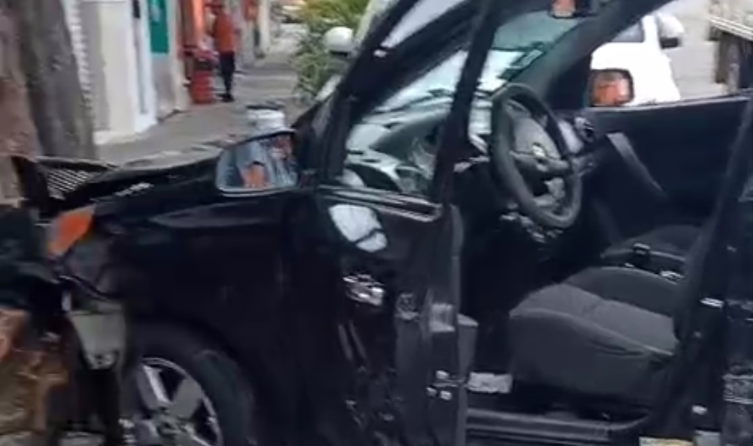 Aparatoso percance vehicular en la colonia Progreso Macuiltépec