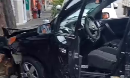 Aparatoso percance vehicular en la colonia Progreso Macuiltépec