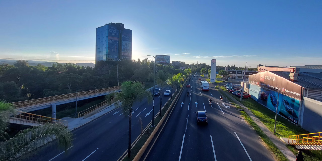 Ambiente caluroso al mediodía y primeras horas de la tarde con la probabilidad mayor de lluvias y tormentas aisladas en regiones montañosas