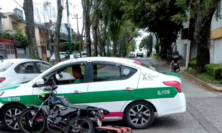 Taxi y moto involucrados en accidente sobre Américas y Carlos A. Carrillo
