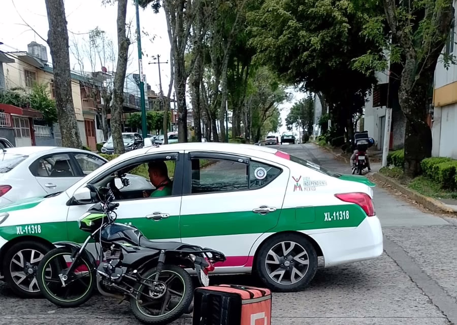 Taxi y moto involucrados en accidente sobre Américas y Carlos A. Carrillo