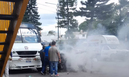Se incendia camioneta en la avenida Lázaro Cárdenas, Xalapa