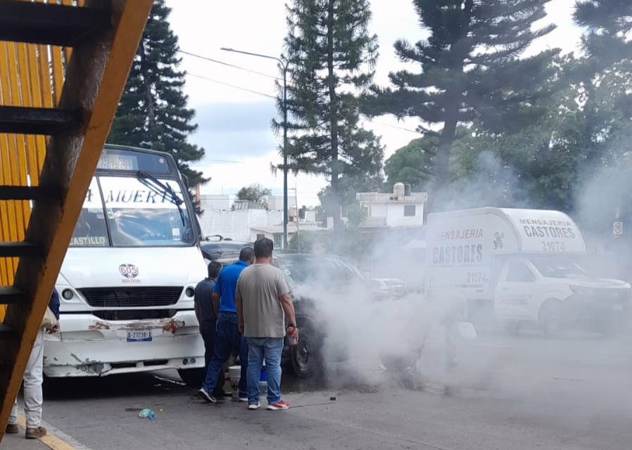 Se incendia camioneta en la avenida Lázaro Cárdenas, Xalapa