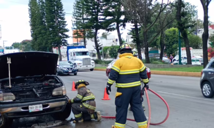 Controlan bomberos de Xalapa incendio de camioneta en la avenida Lázaro Cárdenas