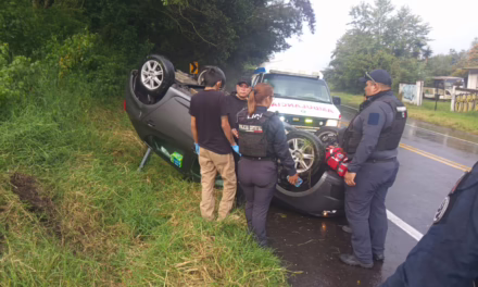 Volcadura de vehículo en la carretera Xalapa-Perote