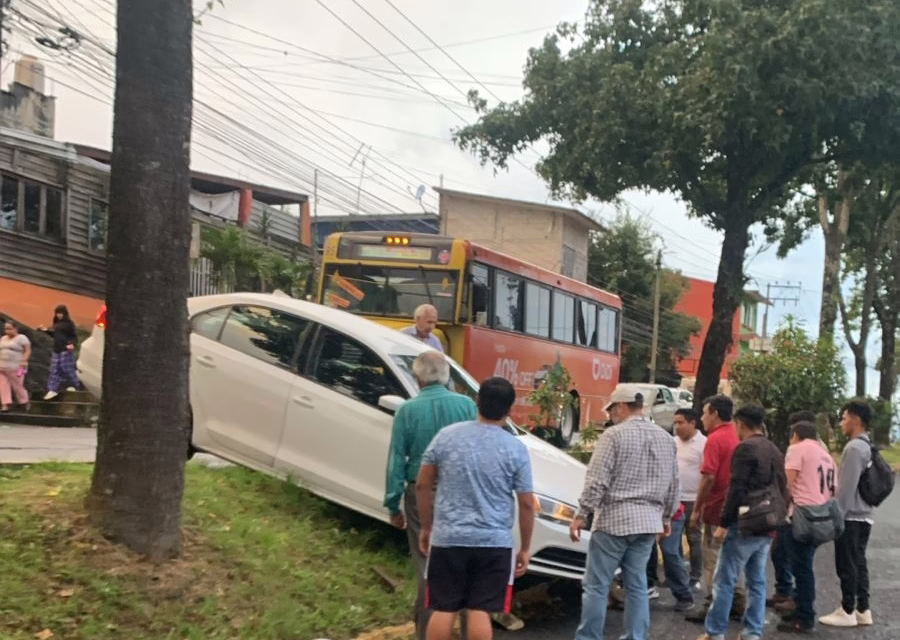 Se le acabó la calle y terminó en el camellón, Xalapa
