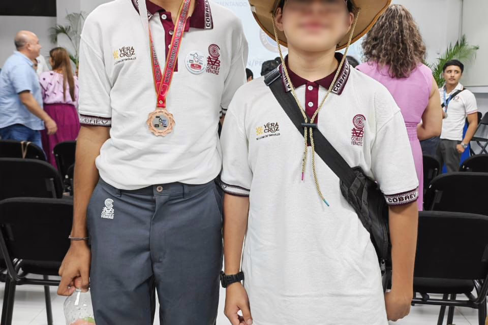 Medalla de bronce para estudiantes del COBAEV en la Olimpiada Estatal de Química