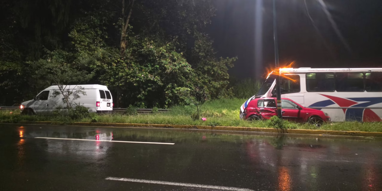 Vehículo se impacta de frente con autobús en la carretera Xalapa-Coatepec