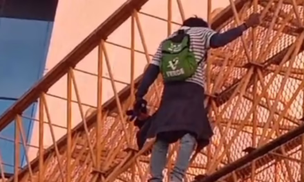 Será que le esta dando mantenimiento al puente de Plaza Cristal?