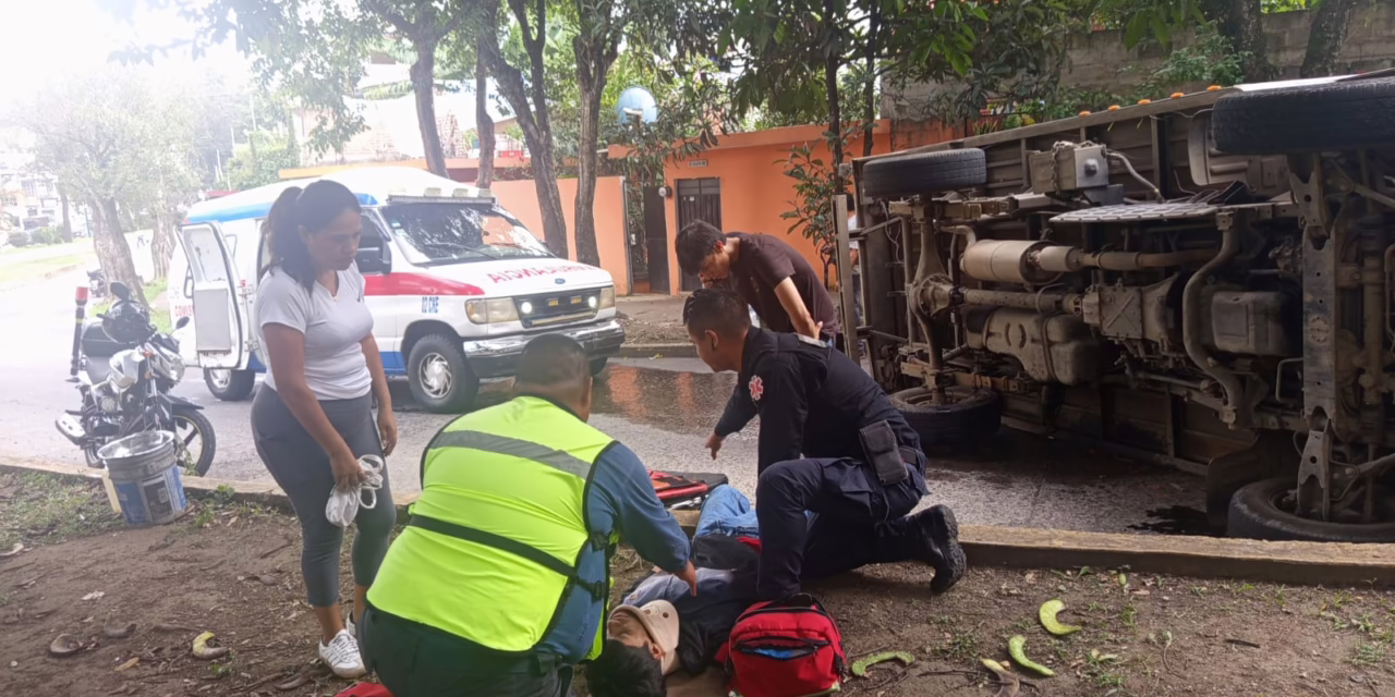 Se voltea camioneta en la avenida Xalapa y Lázaro Cárdenas