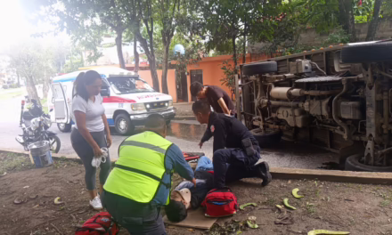 Se voltea camioneta en la avenida Xalapa y Lázaro Cárdenas