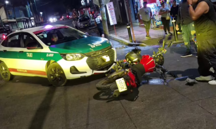 Chocan taxi y motocicleta en la Colonia Revolución