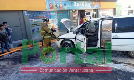 Se incendia camioneta en la avenida Lázaro Cárdenas, bomberos atendieron la emergencia