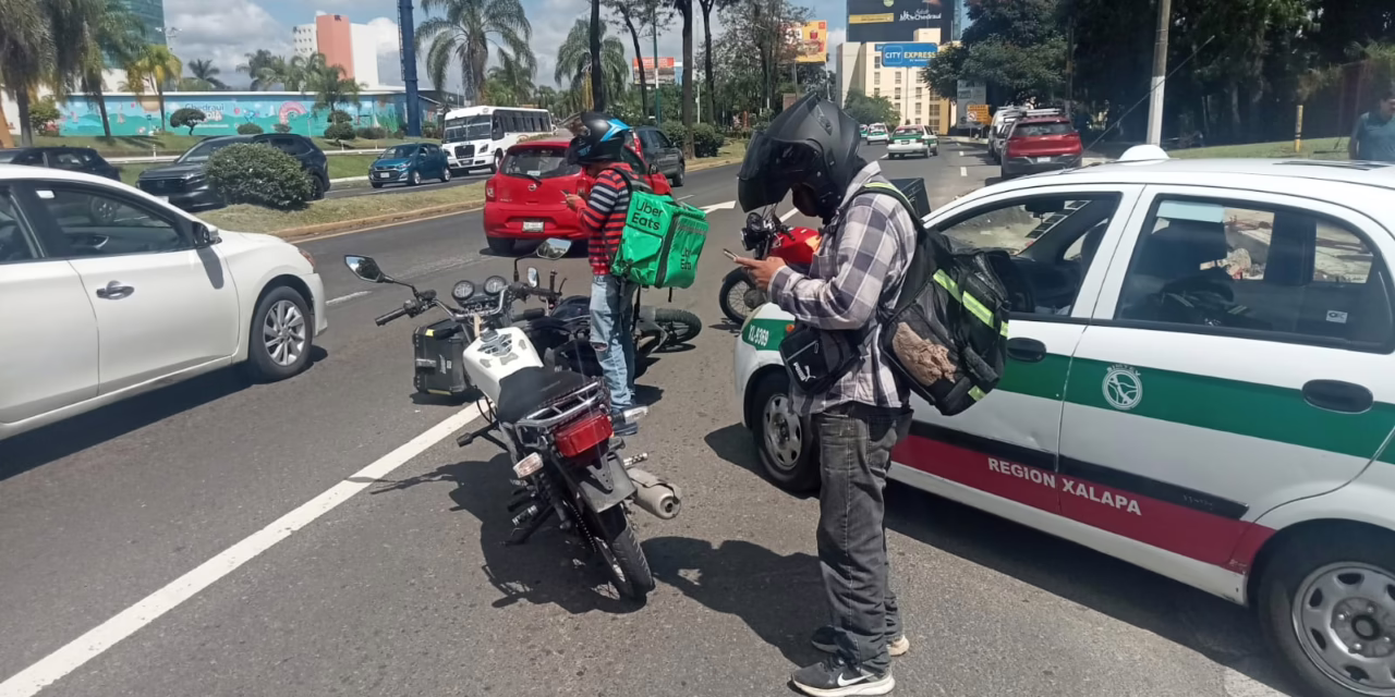 Chocan taxi y motocicleta a la altura de la SEV