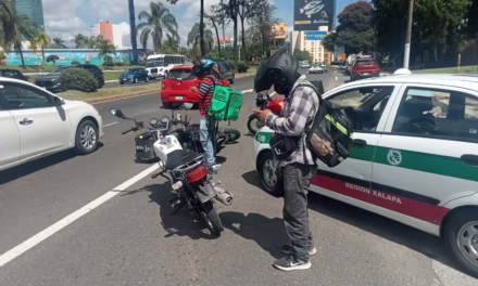 Chocan taxi y motocicleta a la altura de la SEV