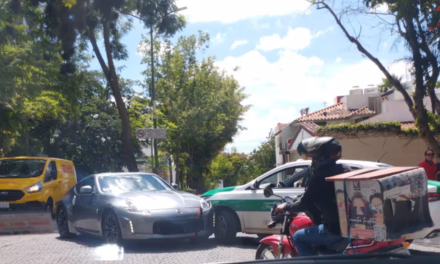 Accidente vial en el fraccionamiento Ánimas, taxi involucrado