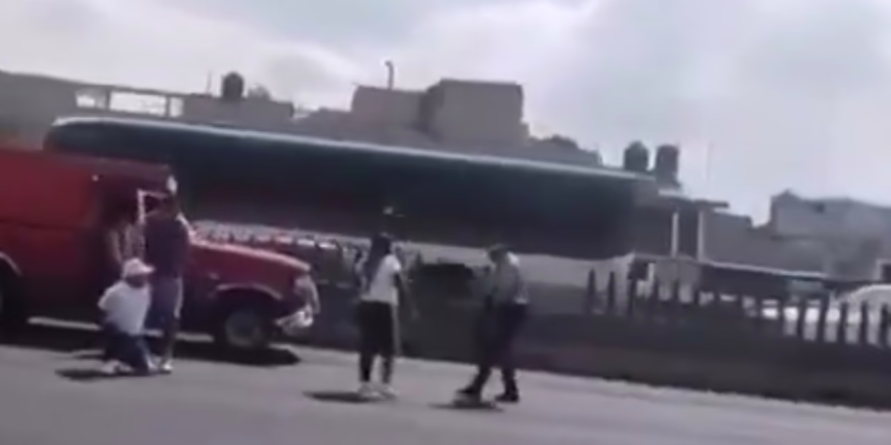 Video:Disparos en la autopista México-Puebla, sujeto armado amaga a trailero frente a su esposa