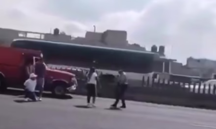 Video:Disparos en la autopista México-Puebla, sujeto armado amaga a trailero frente a su esposa