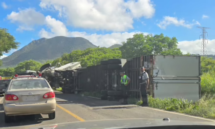 Volcadura de tráiler en la carretera Cardel – Poza Rica