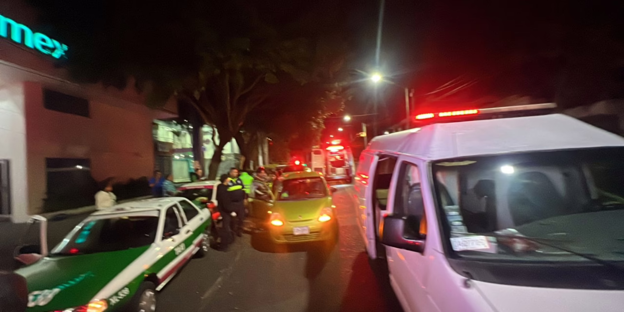 Chocan dos taxis en la Av. Manuel Ávila Camacho, uno manejaba en estado de ebriedad
