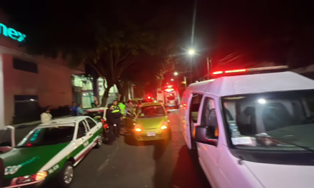 Chocan dos taxis en la Av. Manuel Ávila Camacho, uno manejaba en estado de ebriedad