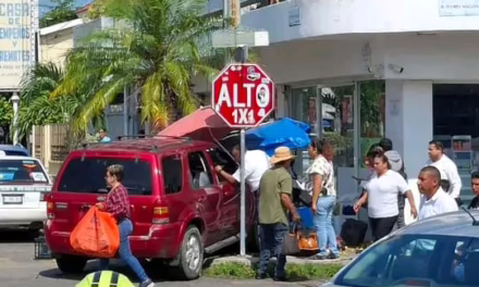 Camioneta impacta puesto ambulante en Cardel.