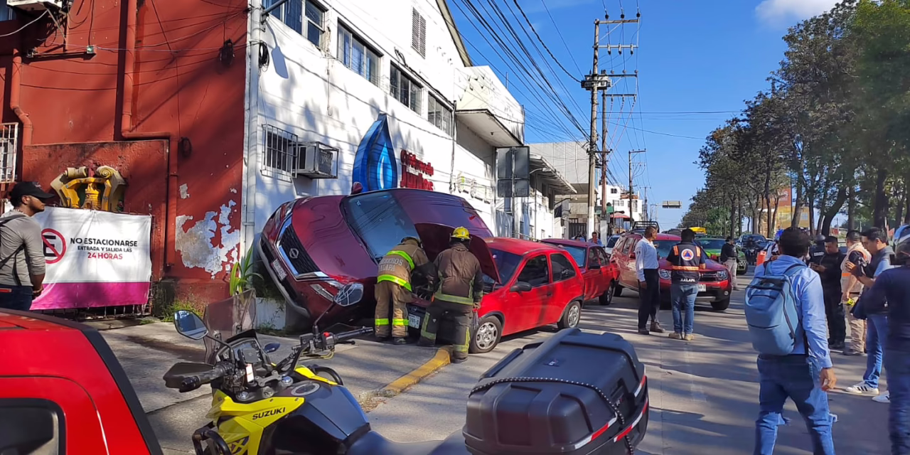 Sin lesionados tras aparatoso accidente en Xalapa
