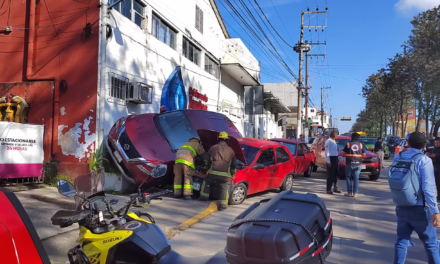 Sin lesionados tras aparatoso accidente en Xalapa