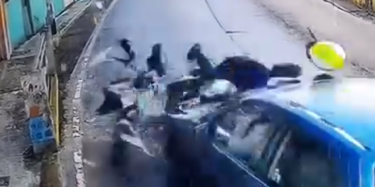 Video: momento en que motociclista es impactado por auto, en San Marcos con dirección a Xico