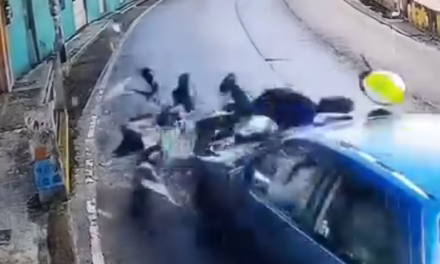 Video: momento en que motociclista es impactado por auto, en San Marcos con dirección a Xico