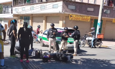 Taxi y motocicleta involucrados esta mañana en accidente