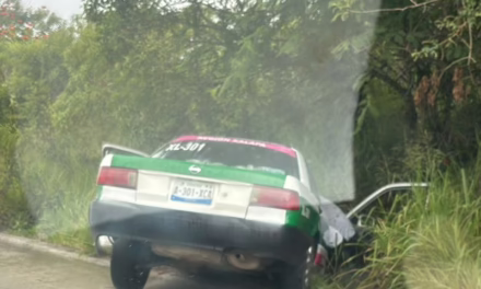 Taxi queda afuera de la carretera tras accidente, en Las Trancas – Coatepec