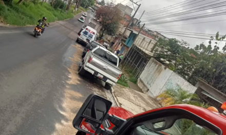 Bomberos de Xalapa atienden derrame de aceite en la Colonia Revolución