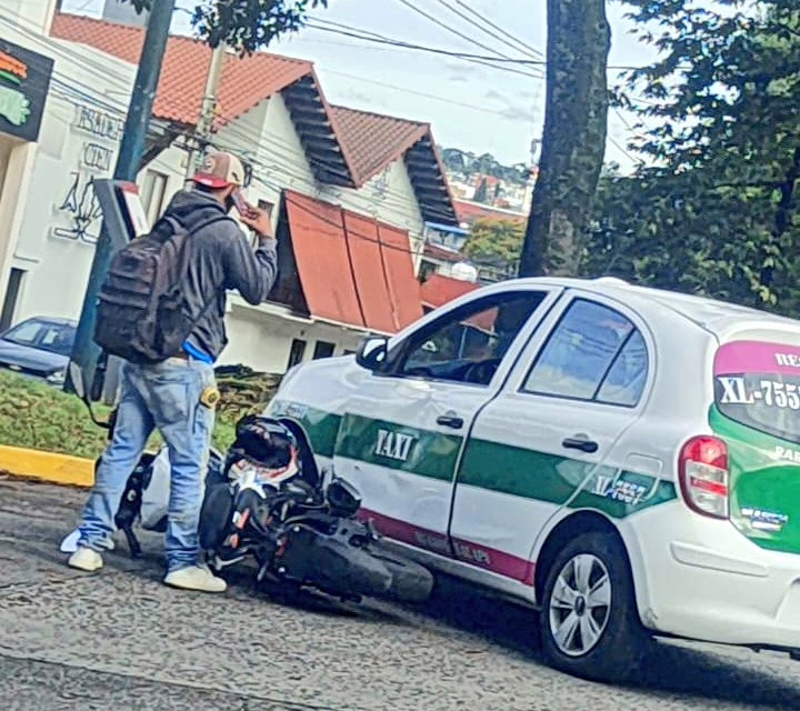 Accidente de taxi y motocicleta en Maestros Veracruzanos