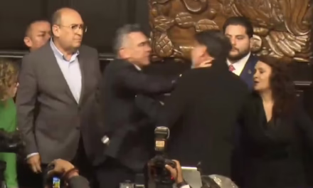 Noroña y ‘Alito’ Moreno se enfrentan a golpes y empujones en la última sesión de la comisión Permanente