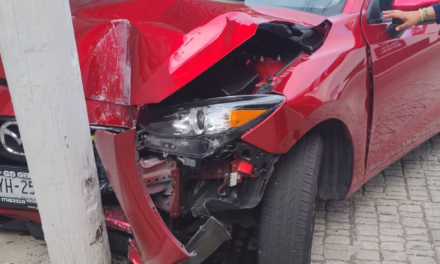 Se accidenta Mazda a la altura del Club Britania en Xalapa