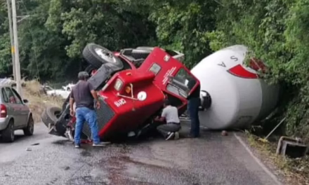 Vuelca revolvedora en la carretera Coscomatepec–Huatusco