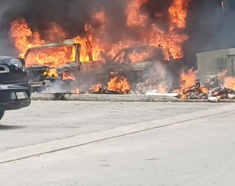 Reportan el incendio de dos vehículos en el fraccionamiento Kusamil de Cancún