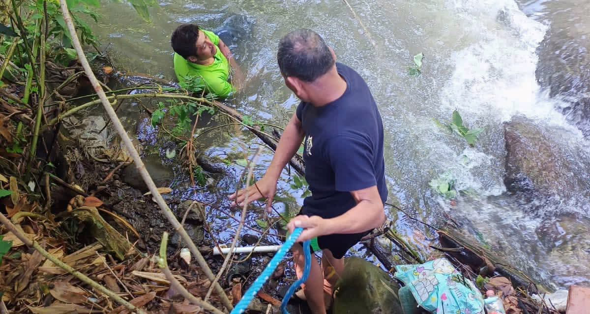 Video: Rescatan a persona que cayó al río en Coscomatepec 