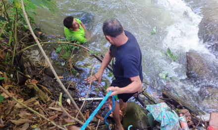 Video: Rescatan a persona que cayó al río en Coscomatepec 
