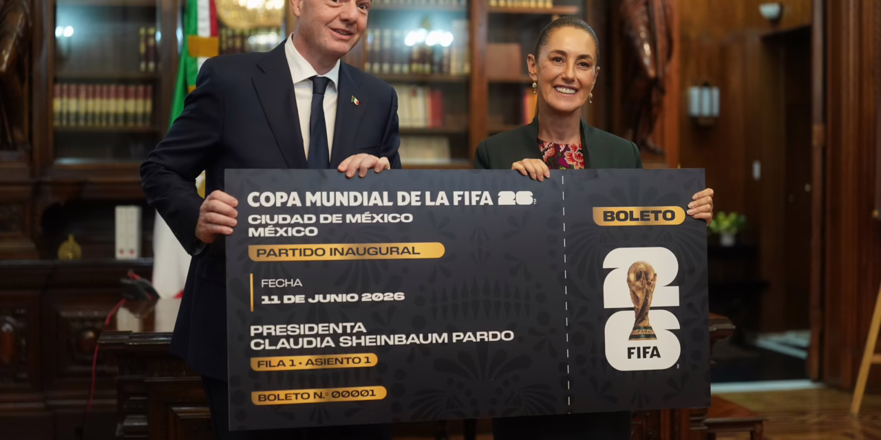 Infantino entrega a Sheinbaum la primera entrada simbólica del Mundial 2026