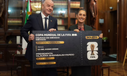 Infantino entrega a Sheinbaum la primera entrada simbólica del Mundial 2026