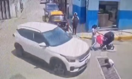 Menor es atropellado, la Mamá distraída en el celular!