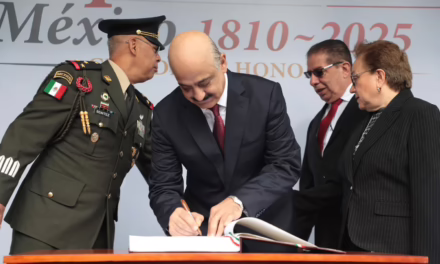Secretario de Gobierno de Veracruz, Ricardo Ahued Bardahuil, encabezó hoy la Guardia de Honor en conmemoración del 215 aniversario del inicio de la Independencia de México