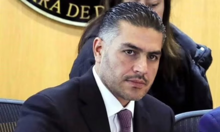 Harfuch confirma decomiso de arsenal, químicos y equipo táctico en un inmueble de Culiacán.