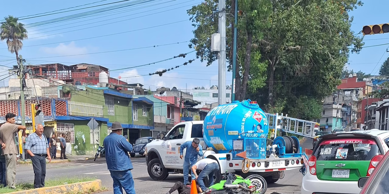 Motociclista lesionado al impactarse contra una pipa en Ruiz Cortines