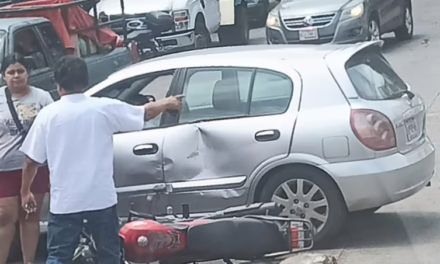 Choque entre auto y motocicleta en la Av. Antonio Chedraui Caram