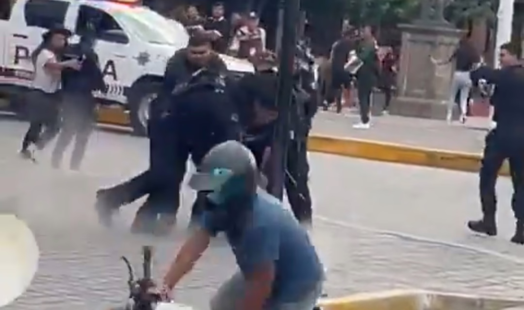 VIDEO:TURISTA DESARMA A POLICÍA Y DESATA BALACERA EN PLENA ZONA TURÍSTICA DE JALISCO 