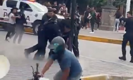 VIDEO:TURISTA DESARMA A POLICÍA Y DESATA BALACERA EN PLENA ZONA TURÍSTICA DE JALISCO 