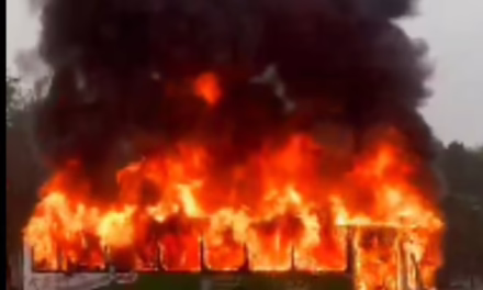 Presuntas estudiantes normalistas incendian unidad en Puebla